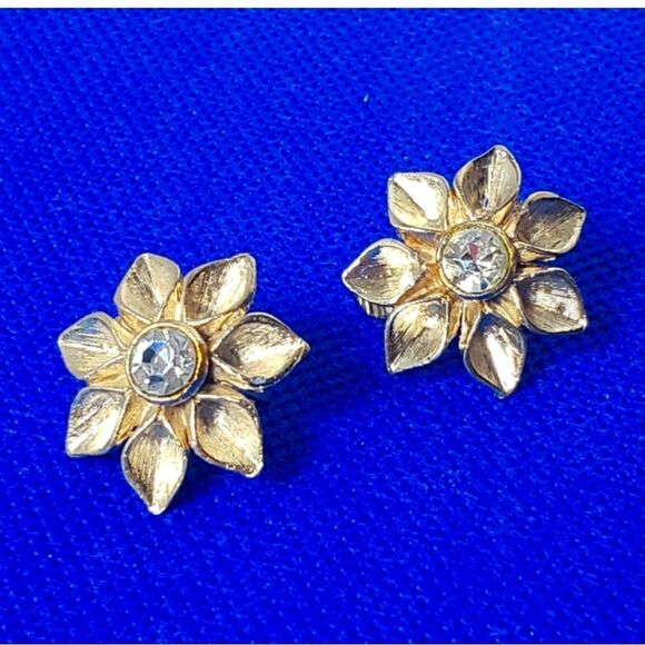 VINTAGE Clip-on Goldtone 3D Flower Earrings - Picture 1 of 8